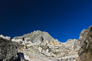 Carrara quarry. Apuan Alps, Carrara. A quarry of white marble - MyVideoimage.com | Foto stock & Video footage