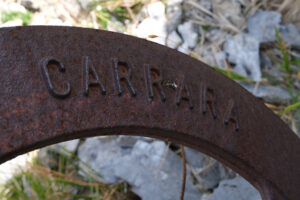 Carrara word. Old iron pulley used in marble quarries to cut stone. Stock photos. - MyVideoimage.com | Foto stock & Video footage