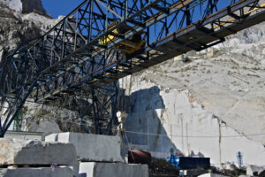 Carroponte. Apuan Alps, Carrara. An overhead crane in a white marble quarry - MyVideoimage.com | Foto stock & Video footage