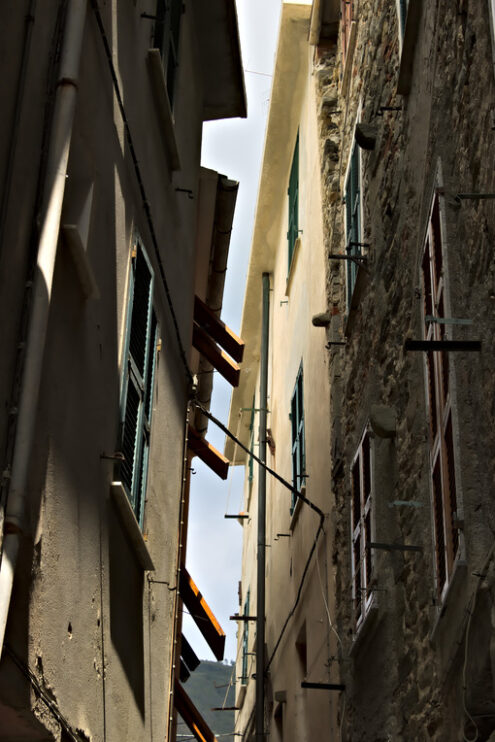 Carrugio alle Cinque Terre. A typical Ligurian caruggio in the village of Corniglia in the Cinque Terre. - MyVideoimage.com | Foto stock & Video footage