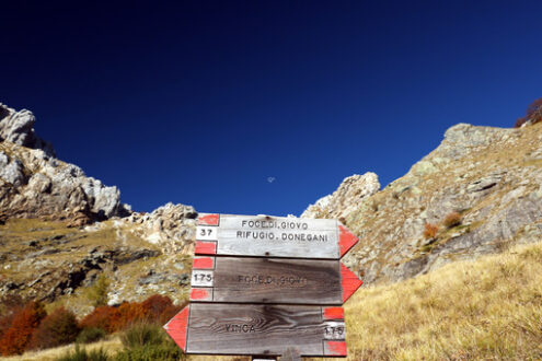 Cartelli segnaletici sentieri CAI Alpi Apuane. Alpi Apuane, Massa Carrara, Tuscany, Italy. Signposts indicating - MyVideoimage.com | Foto stock & Video footage