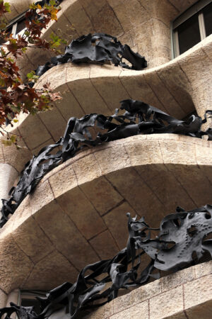 Casa Milà called la Pedrera in Barcelona. Detail of the balconies and the hammered stone facade. Barcellona foto. Barcelona photo.