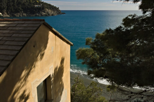 Casa alle Cinque Terre. Panorama marino. Una tipica casa mediterranea in un borgo ligure (Bonassola, provincia di La Spezia). - MyVideoimage.com | Foto stock & Video footage