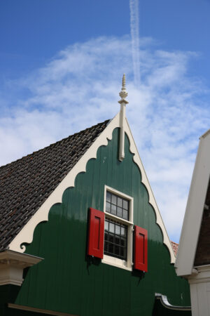 Casa in legno. Wooden and brick house in northern Europe. Window with red shutt - MyVideoimage.com | Foto stock & Video footage