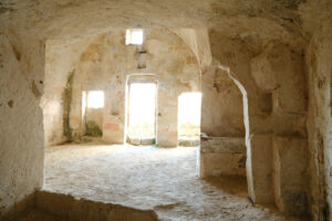 Casa scavata nella roccia. Sassi of Matera with arched ceilings and vaults. Doors and windows in an ancient underground house dug out of the tufa rock. - MyVideoimage.com | Foto stock & Video footage