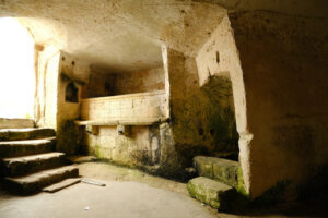 Casa sotterranea a Matera. Sassi of Matera with arched ceilings and vaults. Ancient underground house dug out of the tufa rock. - MyVideoimage.com | Foto stock & Video footage