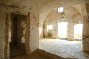 Casa sotterranea a Matera. Sassi of Matera with arched ceilings and vaults. Doors and windows in an ancient underground house dug out of the tufa rock. - MyVideoimage.com | Foto stock & Video footage