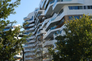 Case a Milano. CityLife Milan Residential Complex. Palaces designed by Zaha Hadid and surrounded by green gardens. - MyVideoimage.com | Foto stock & Video footage