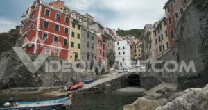 Case colorate video stock. Riomaggiore to the Cinque Terre. Colored houses on the sea.  Video footage.