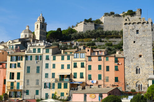 Case di Portovenere. Meta di vacanze nei pressi delle Cinque Terre. Case colorate tipiche, il castello e la chiesa. - MyVideoimage.com | Foto stock & Video footage