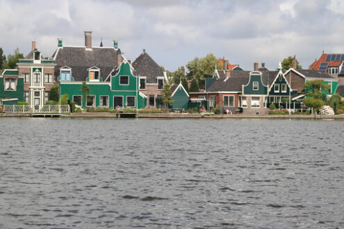 Case di campagna. Typical Dutch houses on the canal near Amsterdam. In the land of windmills there are many traditional houses along the river. - MyVideoimage.com | Foto stock & Video footage