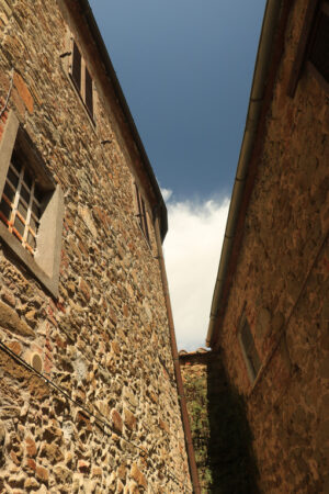 Case in pietra nel borgo di Pereta vicino a Magliano nella Maremma toscana. - MyVideoimage.com | Foto stock & Video footage