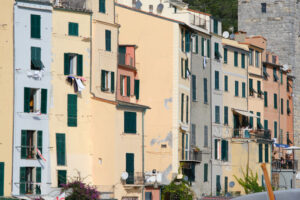 Case liguri a Portovenere. Sullo sfondo una torre appartenente alle mura del forte. - MyVideoimage.com | Foto stock & Video footage