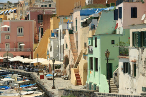 Case stile mediterraneo. Boats anchored in the port of Corricella on the Island of Procid - MyVideoimage.com | Foto stock & Video footage