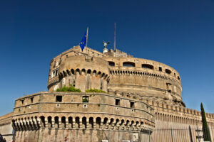 Castel Sant’Angelo, Roma. Facciata del castello e al di sopra la statua in bronzo di un angelo - MyVideoimage.com | Foto stock & Video footage