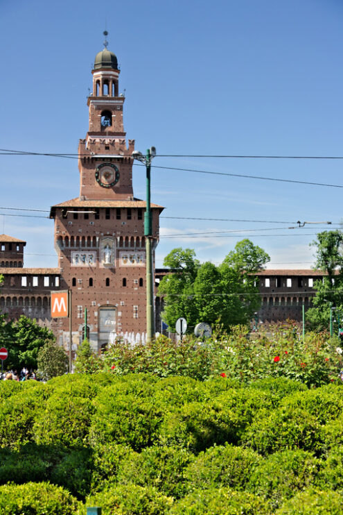 Castello Milano con torre. Castello Sforzesco di Milano. La torre sopra l’ingresso principale. Cespugli verdi del giardino. - MyVideoimage.com | Foto stock & Video footage