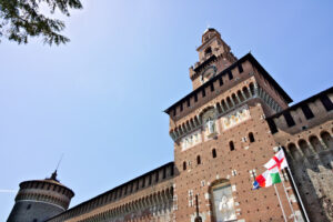 Castello Sforzesco Milano. Torre con orologio. La torre domina l’ingresso alle mura. - MyVideoimage.com | Foto stock & Video footage