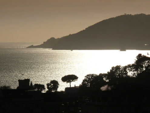 Castello al tramonto. Sagoma del castello di San Terenzo al tramonto. Cielo con le nuvole e il mare di colore oro. - MyVideoimage.com | Foto stock & Video footage