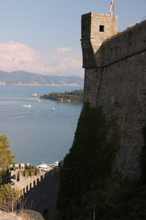 Castello di Portovenere. Liguria. Mura del castello di Portovenere con torretta e lo sfondo del mare. - MyVideoimage.com | Foto stock & Video footage