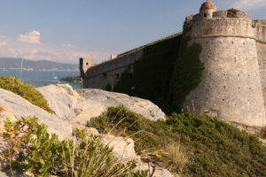 Castello di Portovenere. Mura del castello con bastione e sfondo del mare. - MyVideoimage.com | Foto stock & Video footage