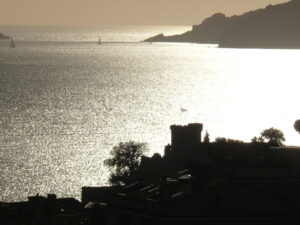 Castle at sunset. Silhouette of the castle of Lerici at sunset. Sky with clouds and sea of gold color. - MyVideoimage.com | Foto stock & Video footage