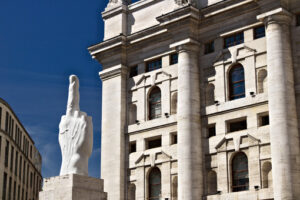 Cattelan Milano. Scultura del dito di Cattelan davanti alla Borsa di Milano. Palazzo della Borsa in Piazza Affari. - MyVideoimage.com | Foto stock & Video footage