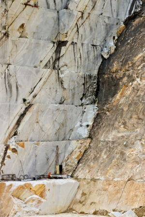 Cava a Carrara. A quarry of white marble. The precious white Carrara marble has been extracted from the Alpi Apuane quarries since Roman times. - MyVideoimage.com | Foto stock & Video footage