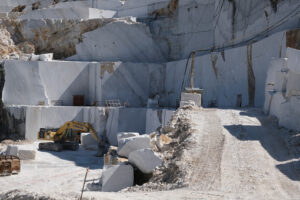 Cava con escavatore in Toscana. Crawler excavator in a marble quarry near Carrara. Foto stock royalty free. - MyVideoimage.com | Foto stock & Video footage