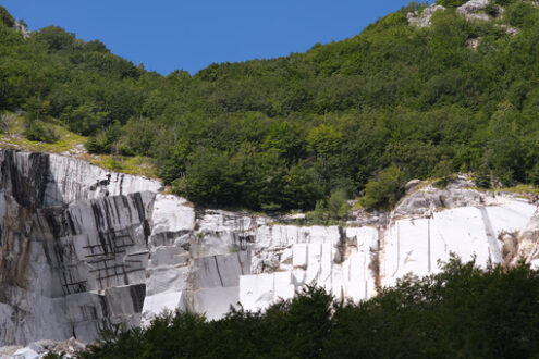 Cava di marmo, Alpi Apuane. White marble quarry on the Apuan Alps in Tuscany. Foto stock royalty free. - MyVideoimage.com | Foto stock & Video footage