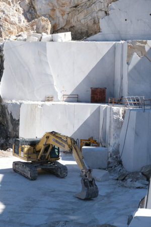 Cava di marmo con escavatore Komatsu. Crawler excavator in a marble quarry near Carrara. Foto stock royalty free. - MyVideoimage.com | Foto stock & Video footage