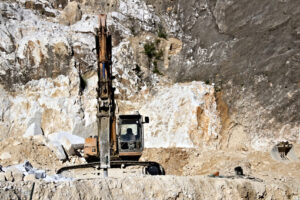 Cava di marmo con escavatore. Excavator with demolition hammer in a Carrara marble quarry. - MyVideoimage.com | Foto stock & Video footage