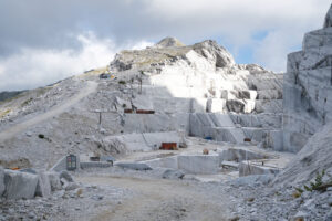 Cava di marmo delle Apuane. White marble quarries on the Apuan Alps in Tuscany. Foto stock royalty free. - MyVideoimage.com | Foto stock & Video footage