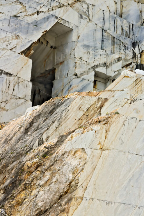 Cava di marmo di Carrara. Quarry of white marble. The precious white Carrara marble has been extracted from the Alpi Apuane quarries since Roman times. - MyVideoimage.com | Foto stock & Video footage