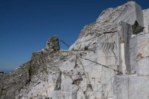 Cava di marmo. Large white marble quarry with blue sky background. - MyVideoimage.com | Foto stock & Video footage