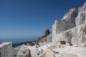 Cava di marmo. Large white marble quarry with blue sky background. - MyVideoimage.com | Foto stock & Video footage