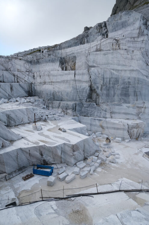 Cava di marmo. White marble quarries on the Apuan Alps in Tuscany. Foto stock royalty free. - MyVideoimage.com | Foto stock & Video footage