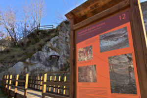 Cava romana nelle montagne di Carrara. Apuan Alps, Carrara, Tuscany, Italy. March 28, 2019. Ancient quarry of white marble from the Roman period - MyVideoimage.com | Foto stock & Video footage