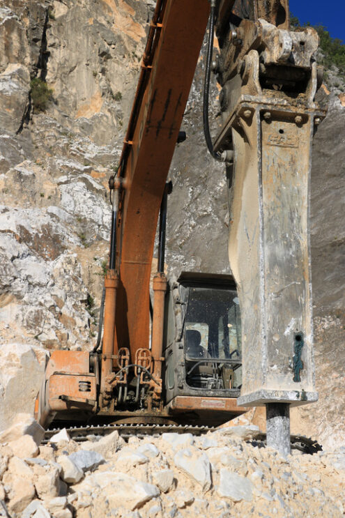 Cava sulle Apuane. Excavator with demolition hammer in a Carrara marble quarry. - MyVideoimage.com | Foto stock & Video footage