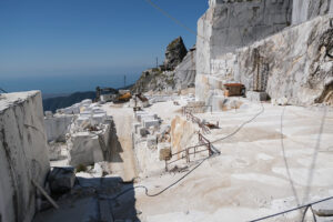 Cava. Large white marble quarry with blue sky background. - MyVideoimage.com | Foto stock & Video footage