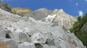 Cave Apuane. Cave di marmo sulle Alpi Apuane a Carrara. - MyVideoimage.com | Foto stock & Video footage