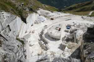 Cave di marmo Versilia. White marble quarries on Monte Corchia. Foto stock royalty free. - MyVideoimage.com | Foto stock & Video footage