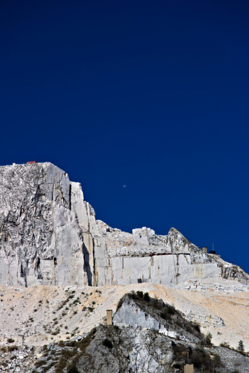 Cave di marmo bianco. Apuan Alps, Carrara. A quarry of marble. - MyVideoimage.com | Foto stock & Video footage