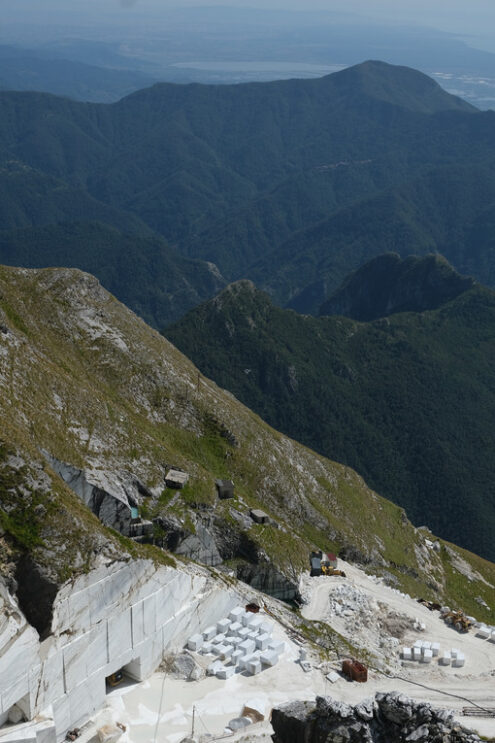 Cave di marmo bianco. White marble quarries on Monte Corchia. Foto stock royalty free. - MyVideoimage.com | Foto stock & Video footage