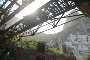 Cave di marmo. White Carrara marble quarries in the Apuan Alps in Tuscany. Steel structure of an old overhead crane. - MyVideoimage.com | Foto stock & Video footage