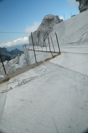 Cave di marmo. White marble quarries on the Apuan Alps in Tuscany. Foto stock royalty free. - MyVideoimage.com | Foto stock & Video footage