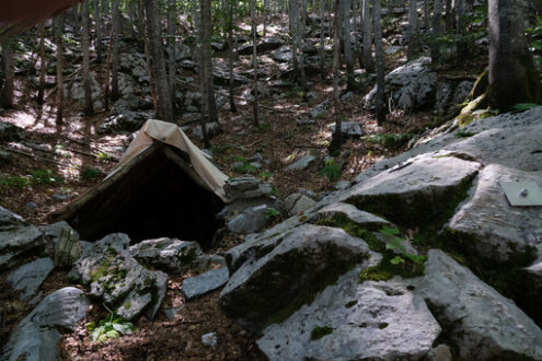 Cave door. Entrance to a cave in the Apuan Alps. Stock photos. - MyVideoimage.com | Foto stock & Video footage