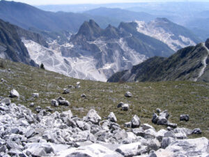 Cave marmo. Alpi Apuane and Carrara Marble Quarries. Extraction of Carrara marble from the mountains. In the background the sea. - MyVideoimage.com | Foto stock & Video footage