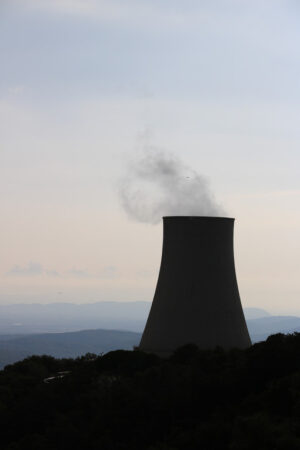 Centrale geotermica. Geothermal power plant for electricity production. Condensation towers in reinforced concrete. Monterotondo near Larderello, Tuscany, - MyVideoimage.com | Foto stock & Video footage