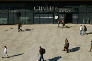 Centro commerciale a Milano. Piazza with entrance to the Citylife shopping center in Milan. - MyVideoimage.com | Foto stock & Video footage