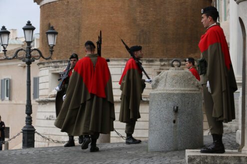 Changing of the guard at the Quirinale palace in Rome. Soldiers in uniform with weapons. Roma foto. - LEphotoart.com